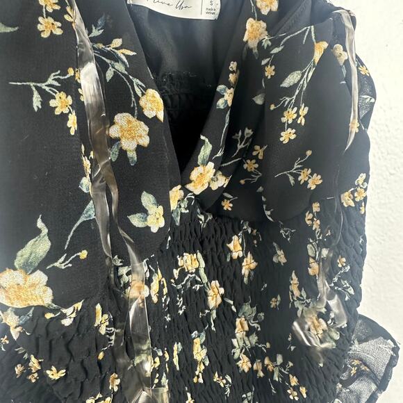 Active USA Womens V-Neck Smocked Ruffle Hem Black Floral Cropped Tank Top Small - Picture 4 of 8